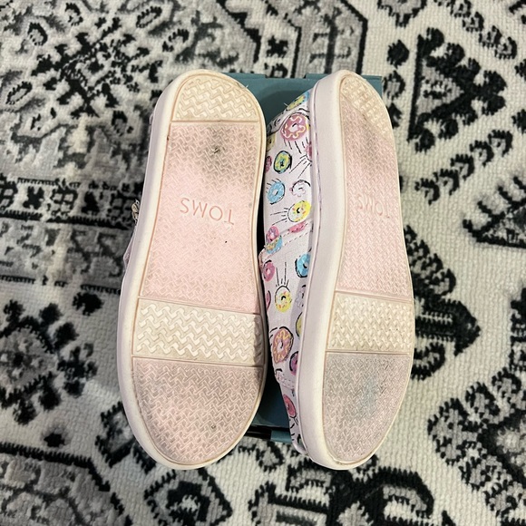 Toms classic toddler size 11. Pink donut print - Picture 2 of 3